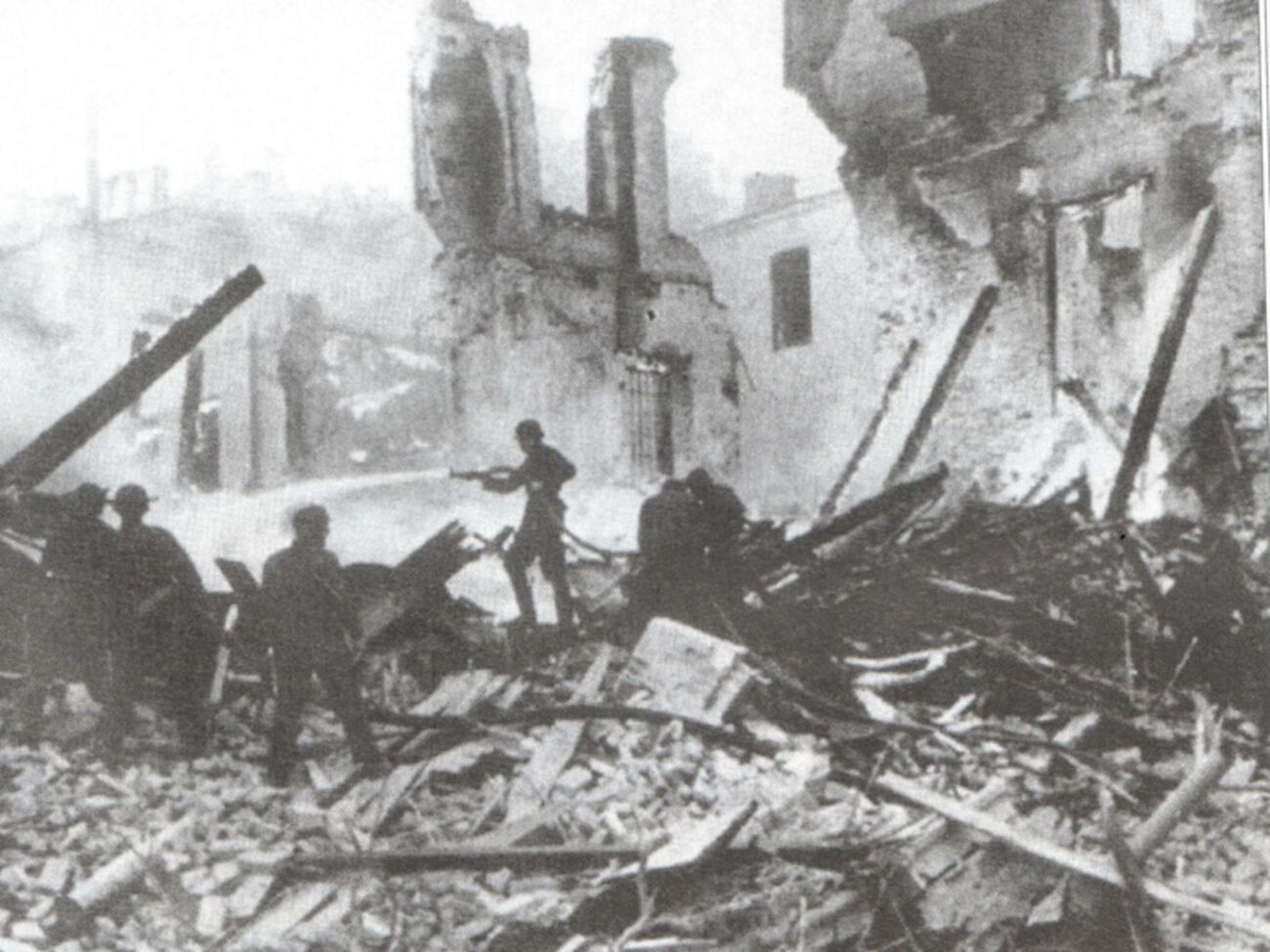 Немецкие пожарные локализуют остатки огня на руинах Крещатика