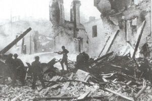 Немецкие пожарные локализуют остатки огня на руинах Крещатика