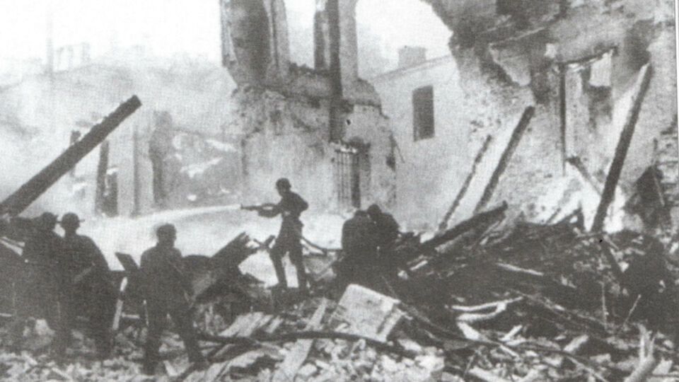 Немецкие пожарные локализуют остатки огня на руинах Крещатика