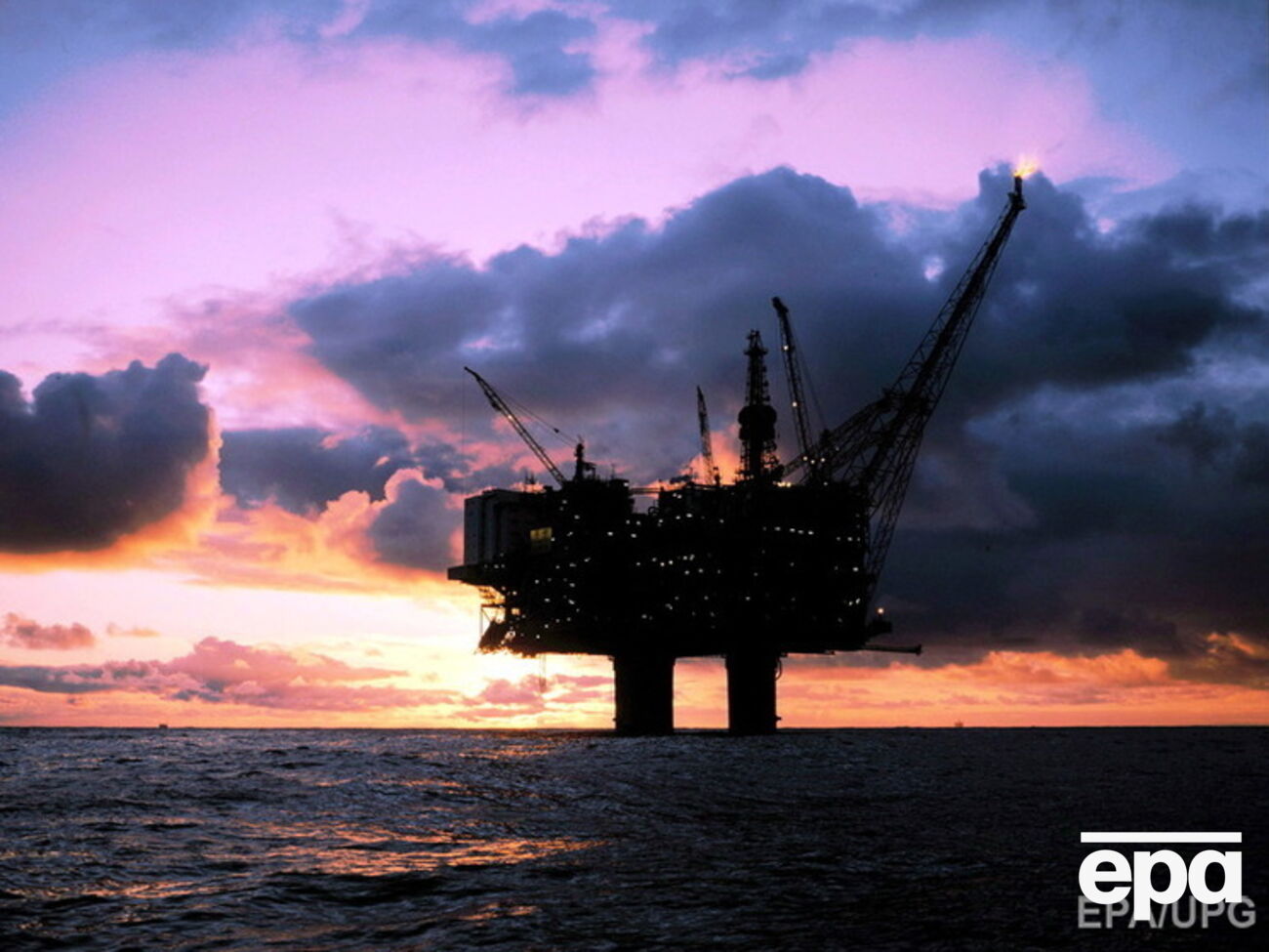 Цена на нефть стабилизировалась выше отметки в $50