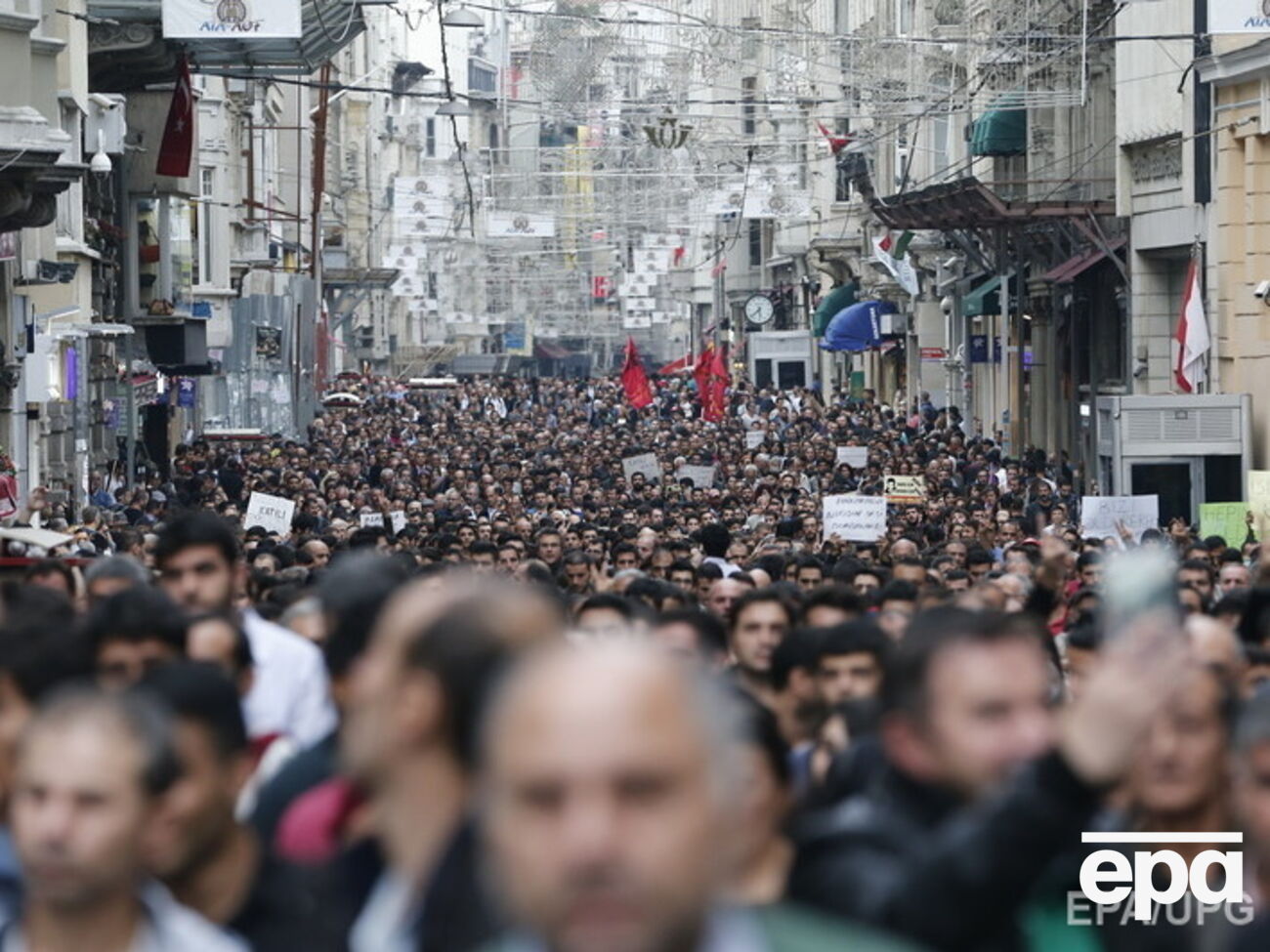 В Стамбуле на акции протеста вышли около 10 тысяч человек