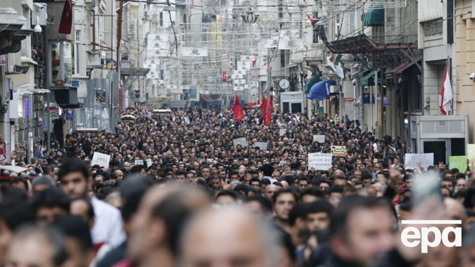 В Стамбуле на акции протеста вышли около 10 тысяч человек