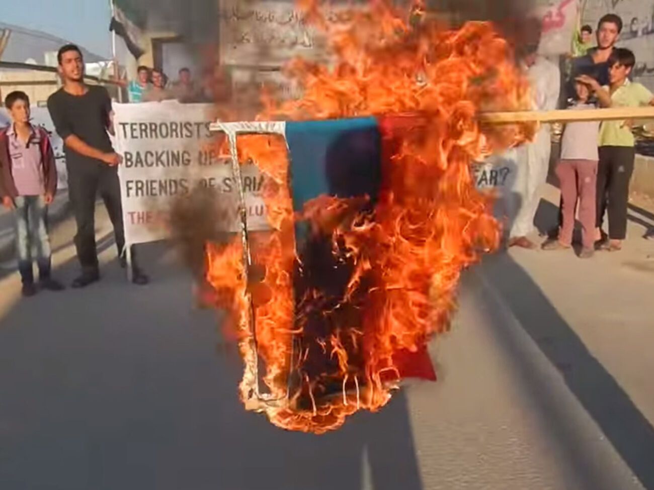 Сирийцы сожгли флаг России в провинции Идлиб. Видео