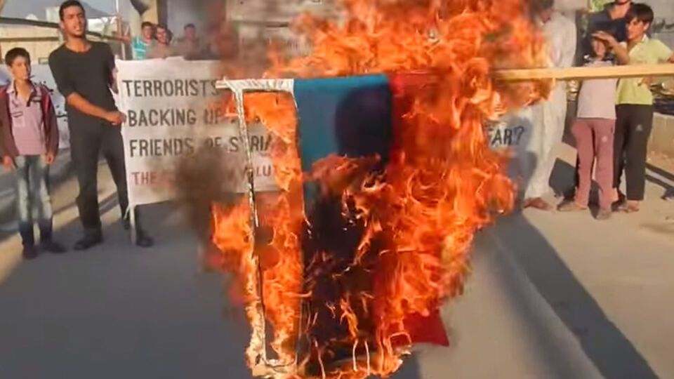 Сирийцы сожгли флаг России в провинции Идлиб. Видео