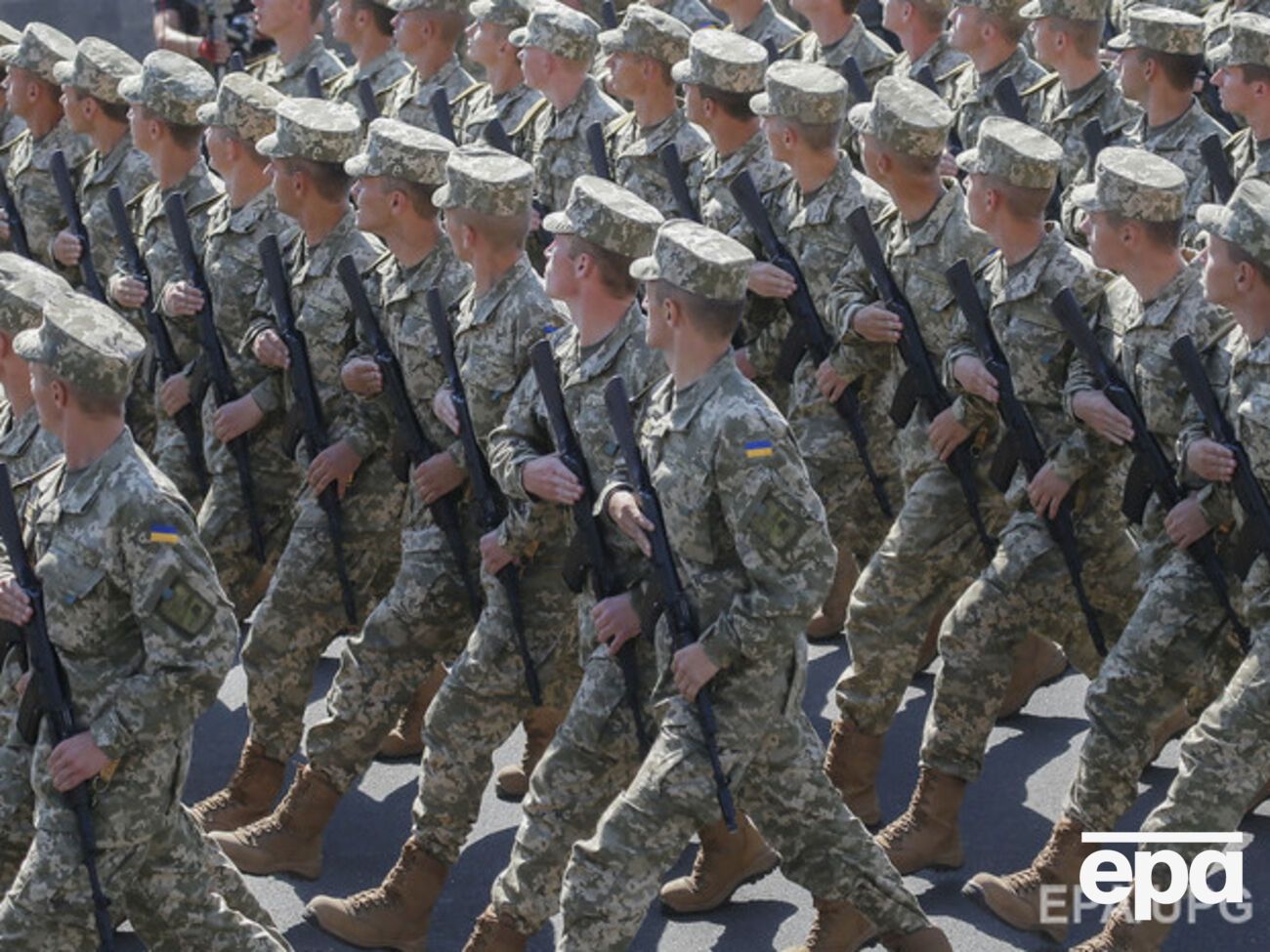 В течение года украинские военные получили около 17 тыс. единиц нового и отремонтированного оружия, сообщил Яценюк