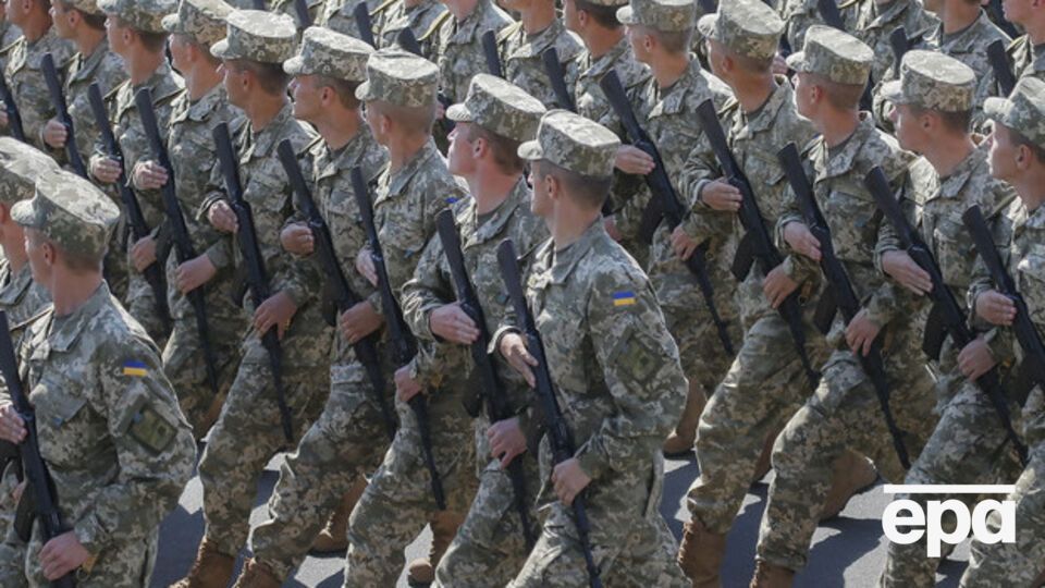 В течение года украинские военные получили около 17 тыс. единиц нового и отремонтированного оружия, сообщил Яценюк