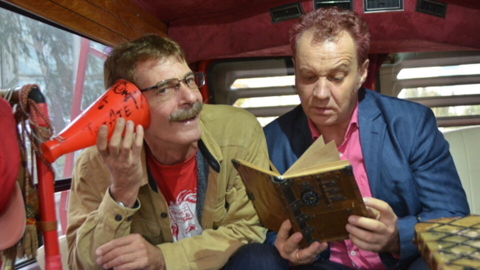 Я не знаю ни одного политика, который думал бы о ком-то, кроме себя, своей семьи и своих интересов. Таких нет ни в Украине, ни в России. Может быть, на Западе и есть. Хотя даже там я таких не знаю.