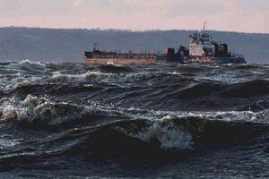 В осенне-зимний период штормы на Черном море учащаются, затрудняя морское сообщение между РФ и оккупированным Крымом