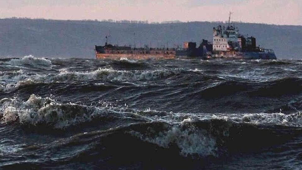 В осенне-зимний период штормы на Черном море учащаются, затрудняя морское сообщение между РФ и оккупированным Крымом