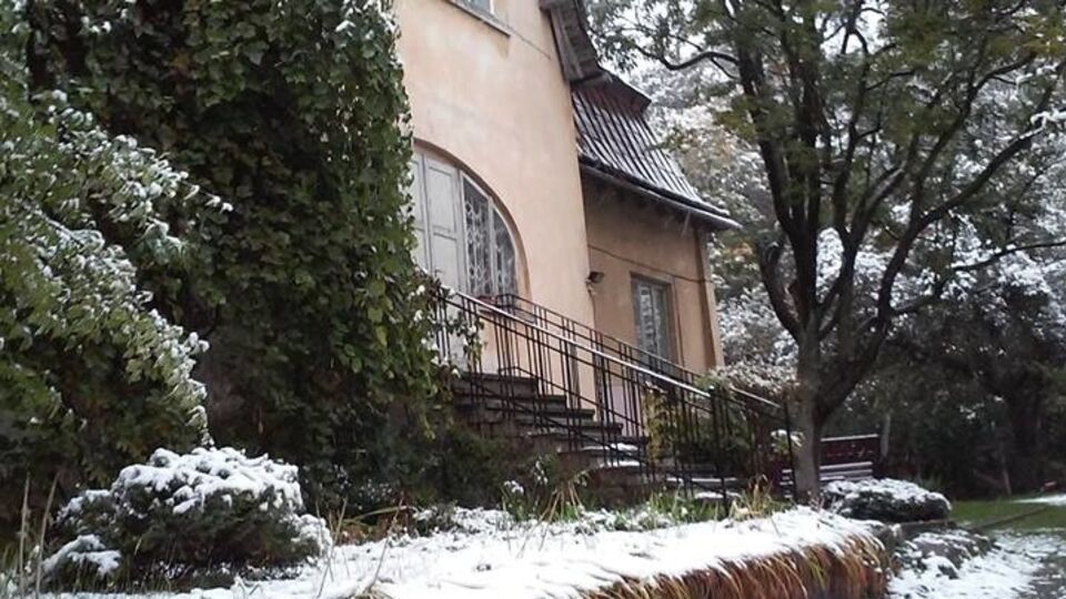 Теперь этот год будут вспоминать как тот, в который снег выпал еще до Покрова, пишут комментаторы в Facebook