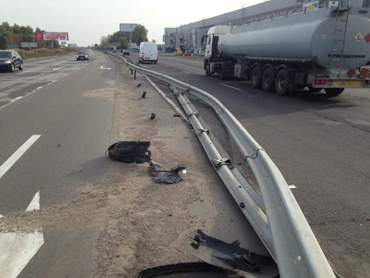 Российский дипломат врезался в отбойник на Новообуховской трассе