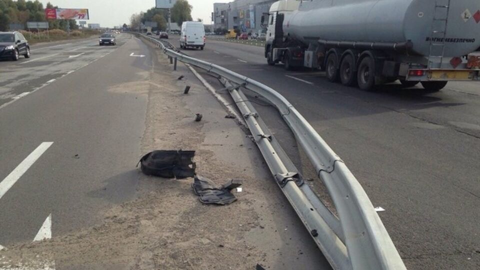 Российский дипломат врезался в отбойник на Новообуховской трассе