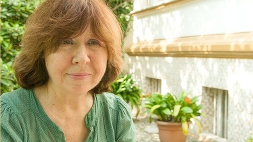 "Все пять лауреатов Нобелевской премии, которые были, кроме Шолохова, были оклеветаны, на родине их поносили как можно – это в традиции русской культуры," – напомнила Светлана Алексиевич