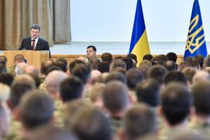 Порошенко провел встречу с командирами боевых подразделений накануне Дня защитника Украины