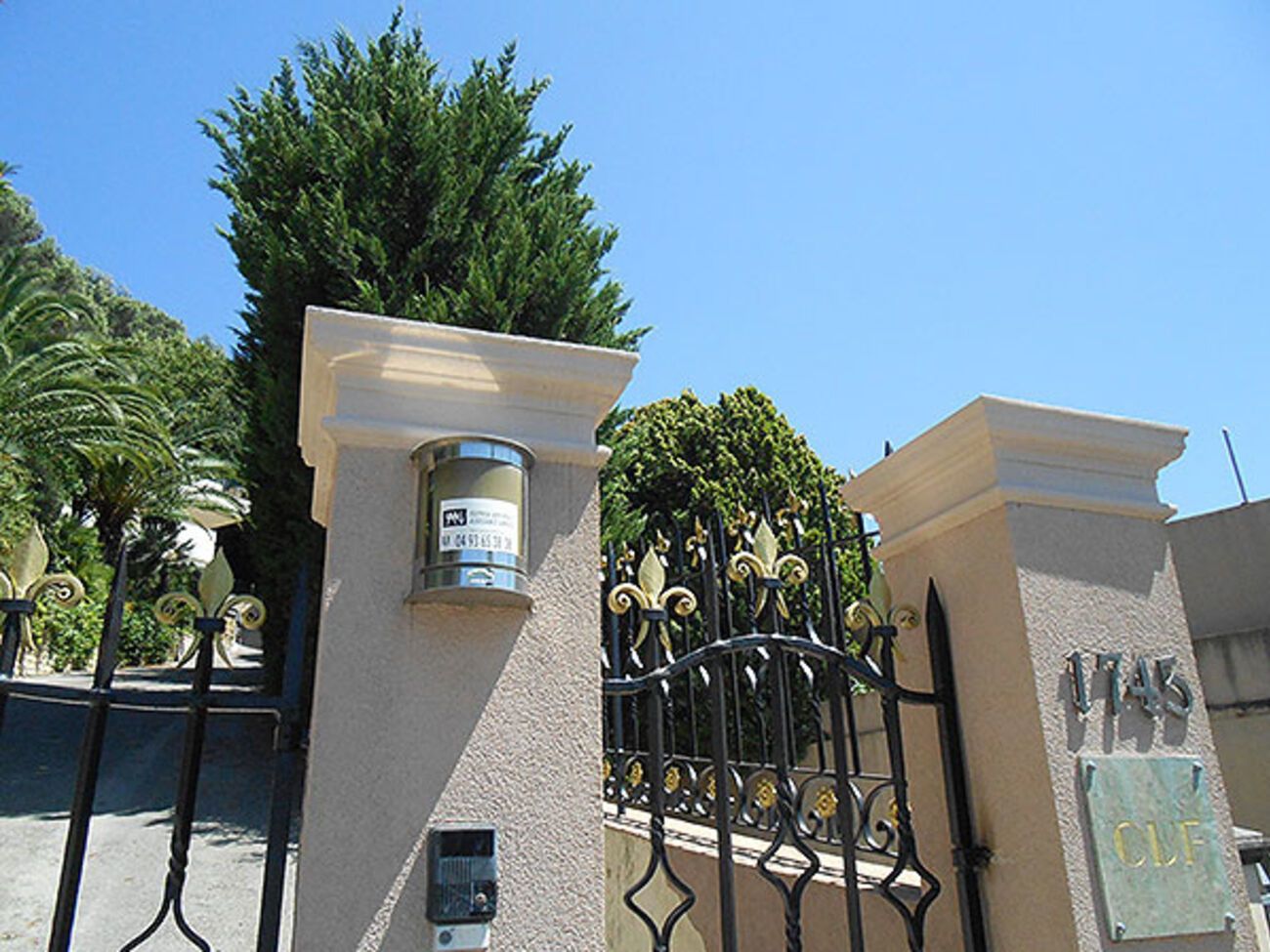 Лещенко:&nbsp;Пискун всю жизнь работал на госслужбе, имел мизерную зарплату, а потом стал владельцем роскошной виллы на Лазурном берегу