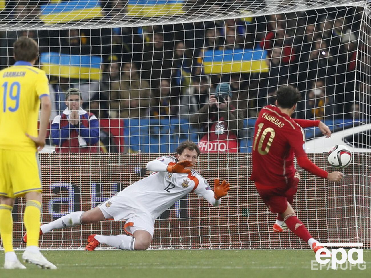 Андрей Пятов отбил пенальти, но украинцы все же проиграли Испании