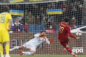 Андрей Пятов отбил пенальти, но украинцы все же проиграли Испании