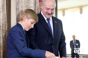 Президент Беларуси Александр Лукашенко голосует со своим младшим сыном Николаем на избирательном участке во время президентских выборов в Минске