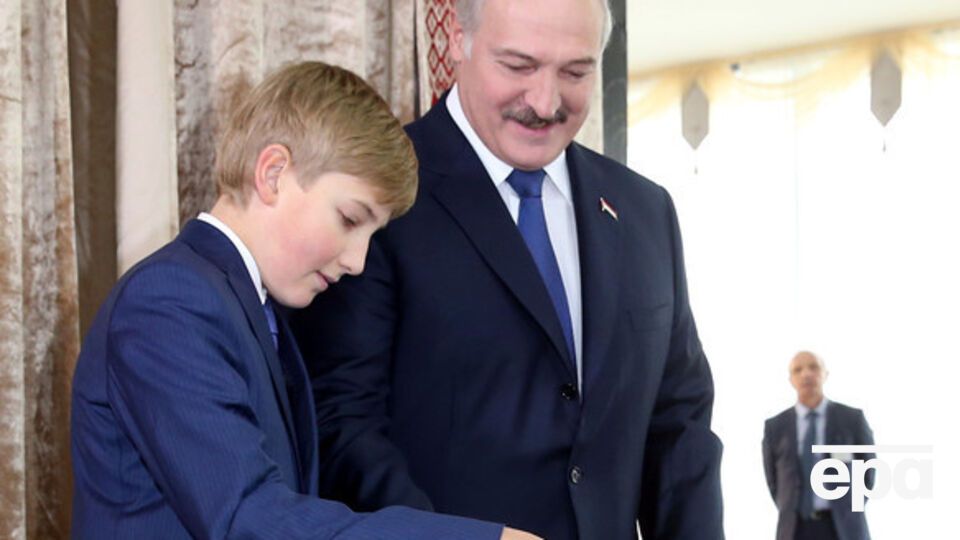 Президент Беларуси Александр Лукашенко голосует со своим младшим сыном Николаем на избирательном участке во время президентских выборов в Минске