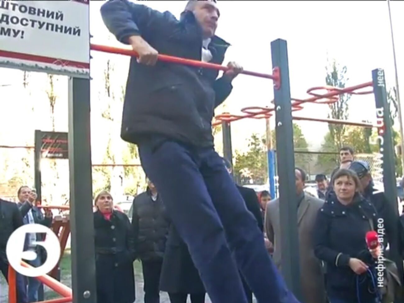 Виталий Кличко не смог выполнить на перекладине "выход силой"