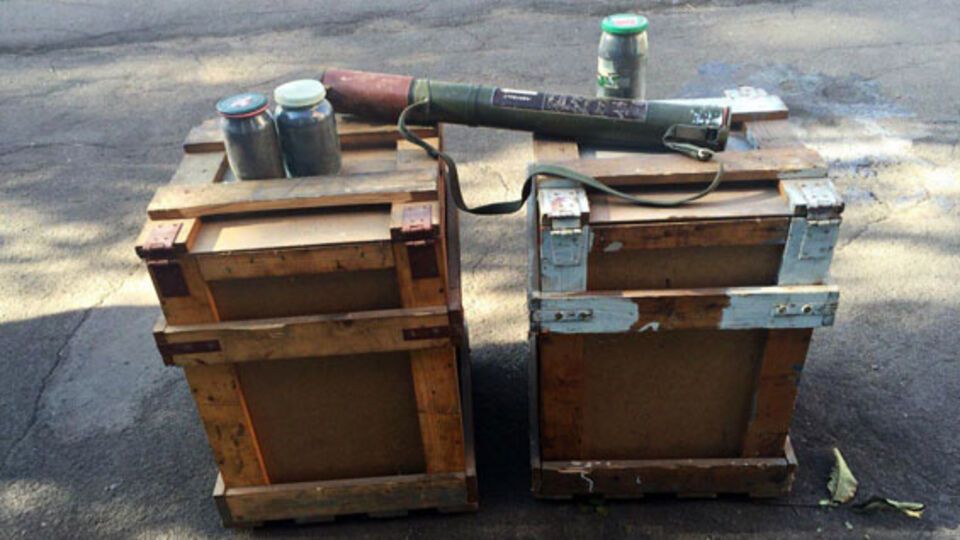 В частном доме около линии разграничения были спрятаны два ящика и банки с порохом