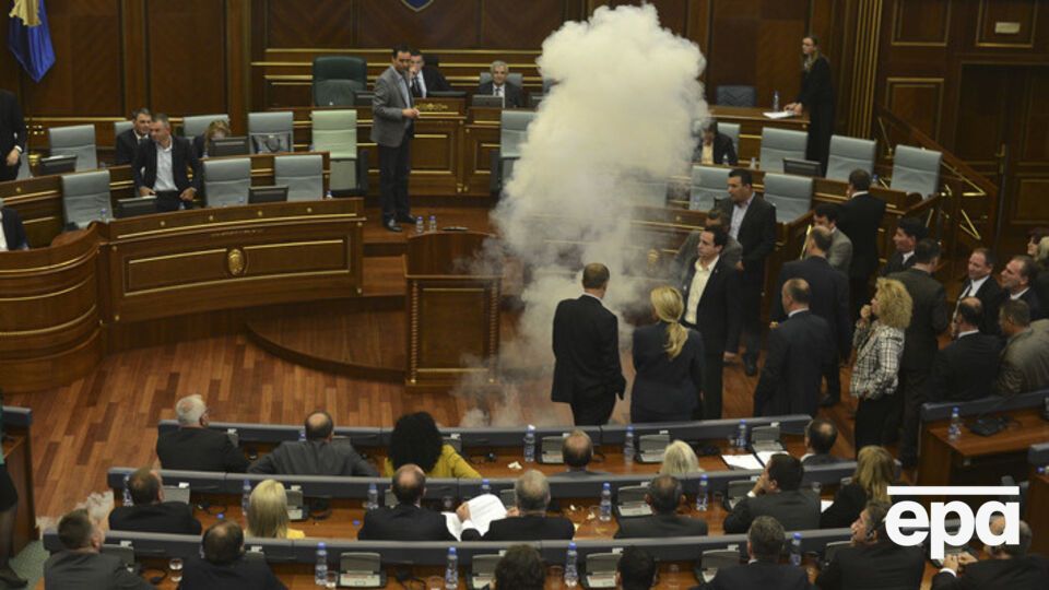 Альбин Курти, распыливший газ в парламенте Косово, протестовал против нормализации отношений с Сербией
