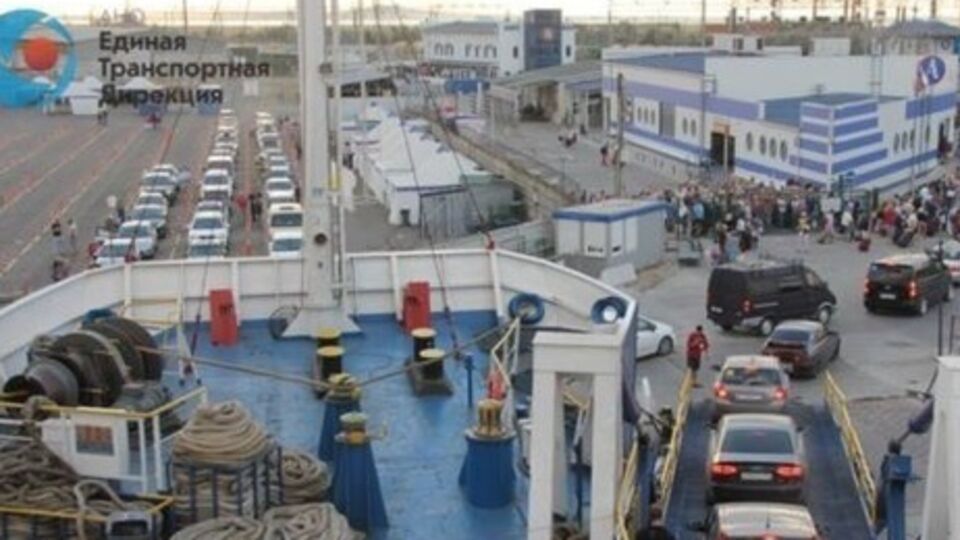 Керченская переправа встала из-за шторма