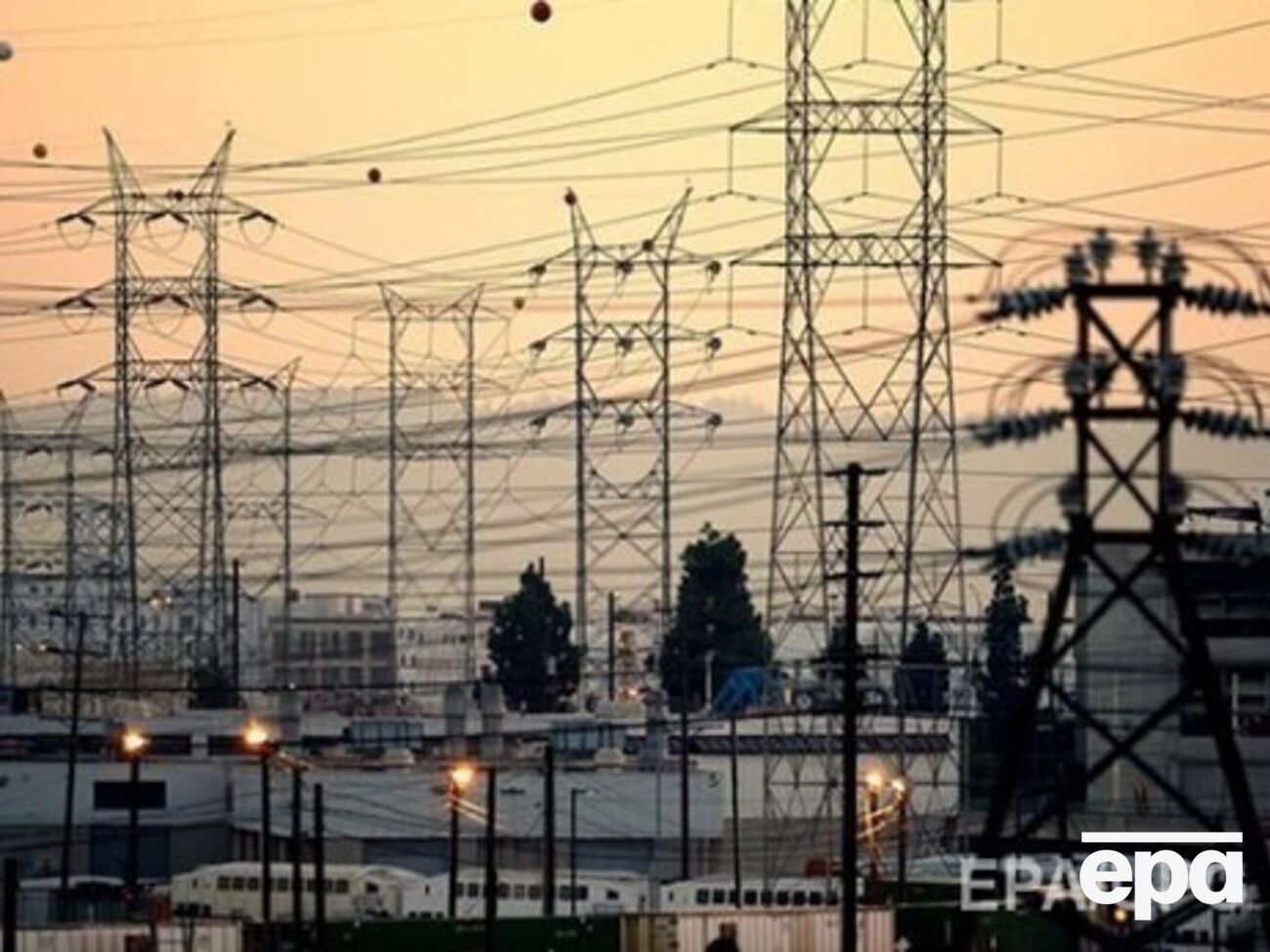 Крыму уже перекрыли половину электричества, уверяют активисты. Но в Минэнерго утверждают, что контракт выполняется в полном объеме