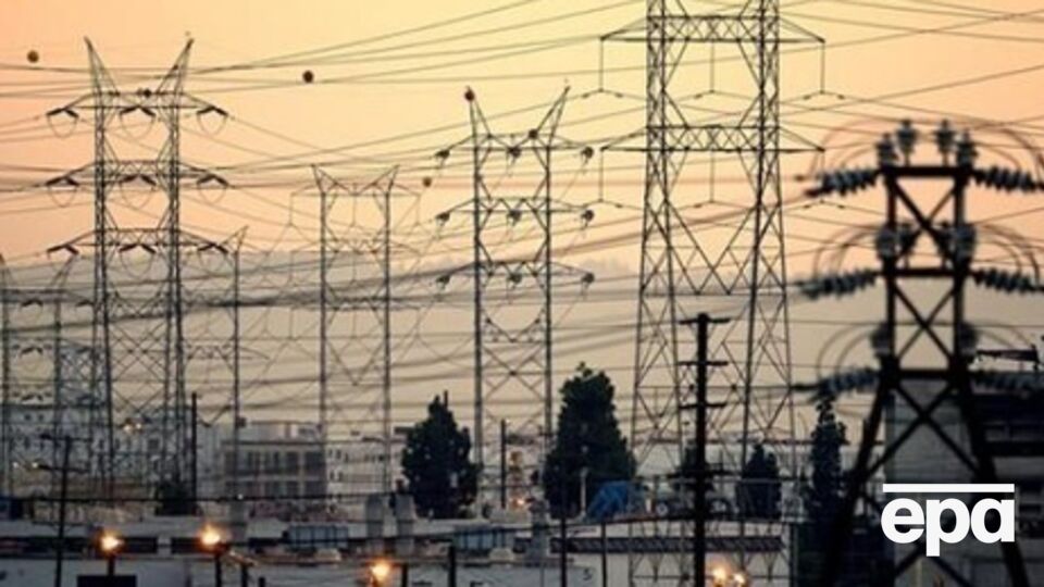 Крыму уже перекрыли половину электричества, уверяют активисты. Но в Минэнерго утверждают, что контракт выполняется в полном объеме