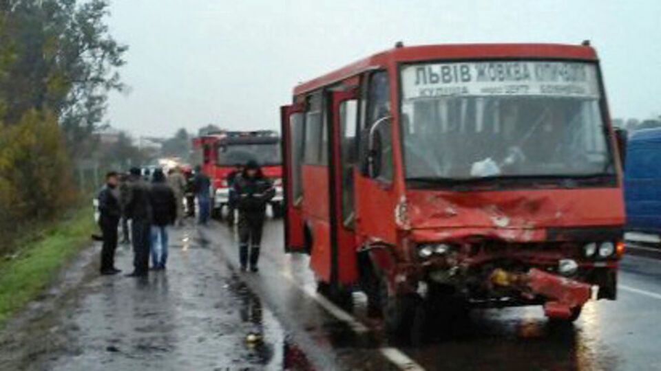 На дороге столкнулись легковой автомобиль Volkswagen Golf и рейсовый автобус “БАЗ”