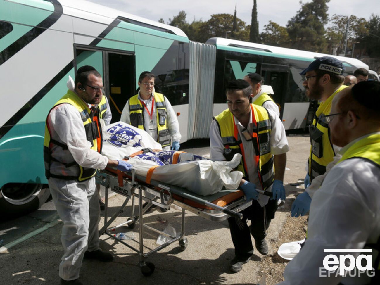 По информации иерусалимской скорой помощи, во время теракта в автобусе один человек погиб и 18 получили ранения