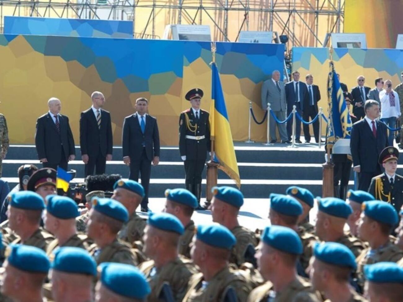 В День независимости Украины президент, премьер и спикер парламента присутствовали на торжествах под неутвержденным законом флагом