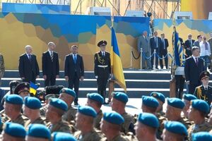 В День независимости Украины президент, премьер и спикер парламента присутствовали на торжествах под неутвержденным законом флагом