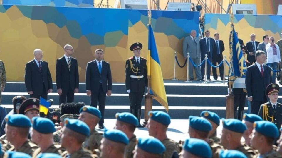 В День независимости Украины президент, премьер и спикер парламента присутствовали на торжествах под неутвержденным законом флагом