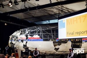 Восстановленный фюзеляж самолета рейса MH17 на голландской авиабазе Хиль-Рейн