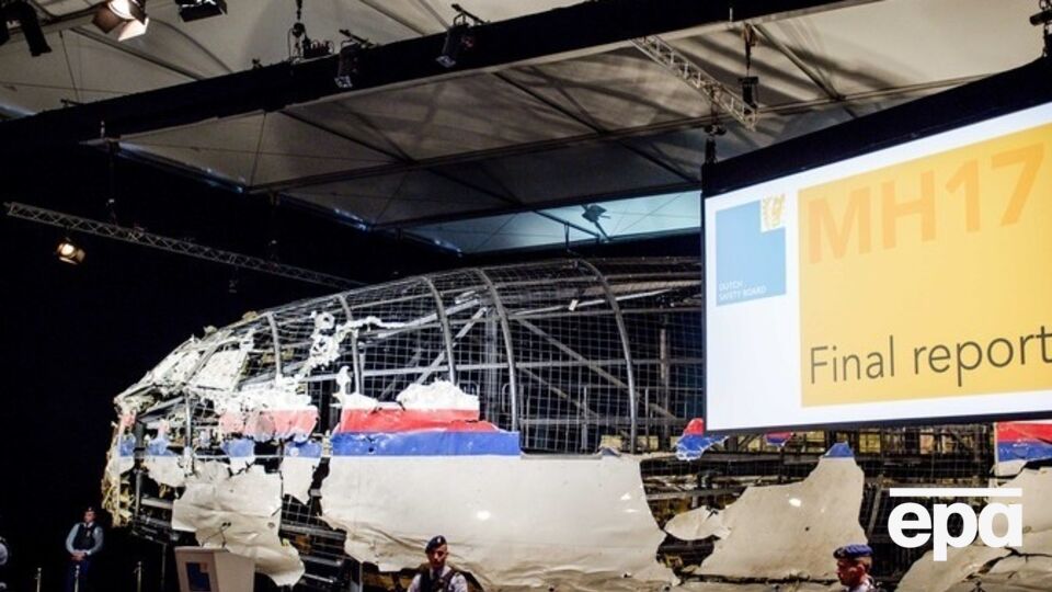 Восстановленный фюзеляж самолета рейса MH17 на голландской авиабазе Хиль-Рейн