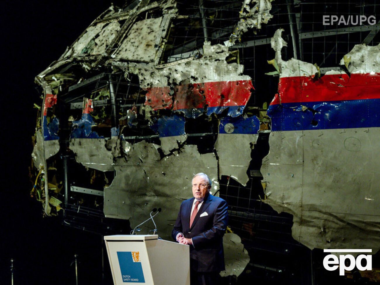 Глава Совета по безопасности Нидерландов Тибе Йоустра: Взрыв боеголовки произошел с левой стороны кабины пилотов. Эту головку типа 9N314M использует ракета системы "Бук"