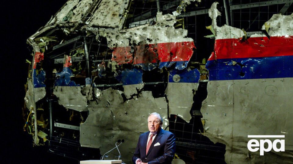 Глава Совета по безопасности Нидерландов Тибе Йоустра: Взрыв боеголовки произошел с левой стороны кабины пилотов. Эту головку типа 9N314M использует ракета системы "Бук"