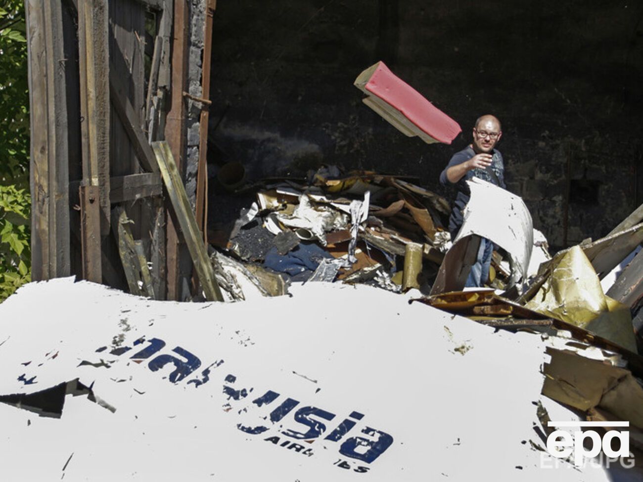 Из около 8000 кусков поражающих элементов около 700 попали в двух пилотов, заявил Зубко