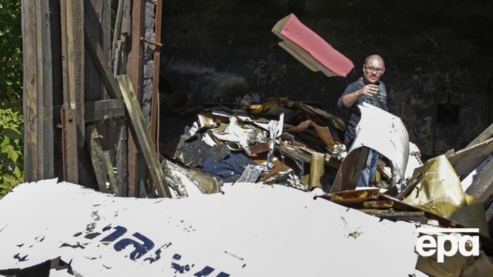 Из около 8000 кусков поражающих элементов около 700 попали в двух пилотов, заявил Зубко