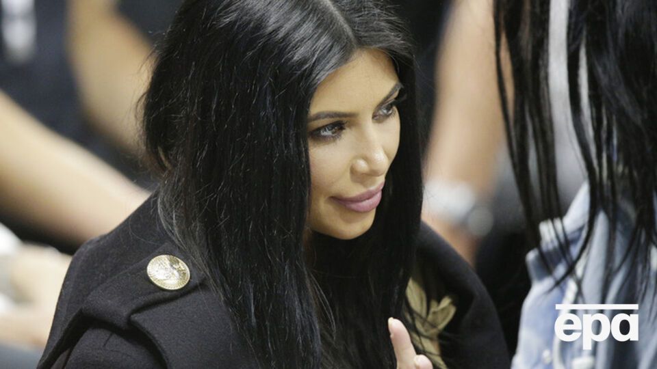 По мнению художника, Ким Кардашян меняла форму лица и губ