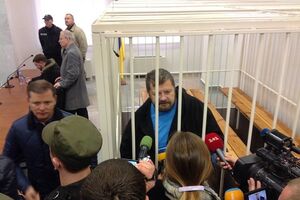 Из зала суда Мосийчука увезла "скорая"