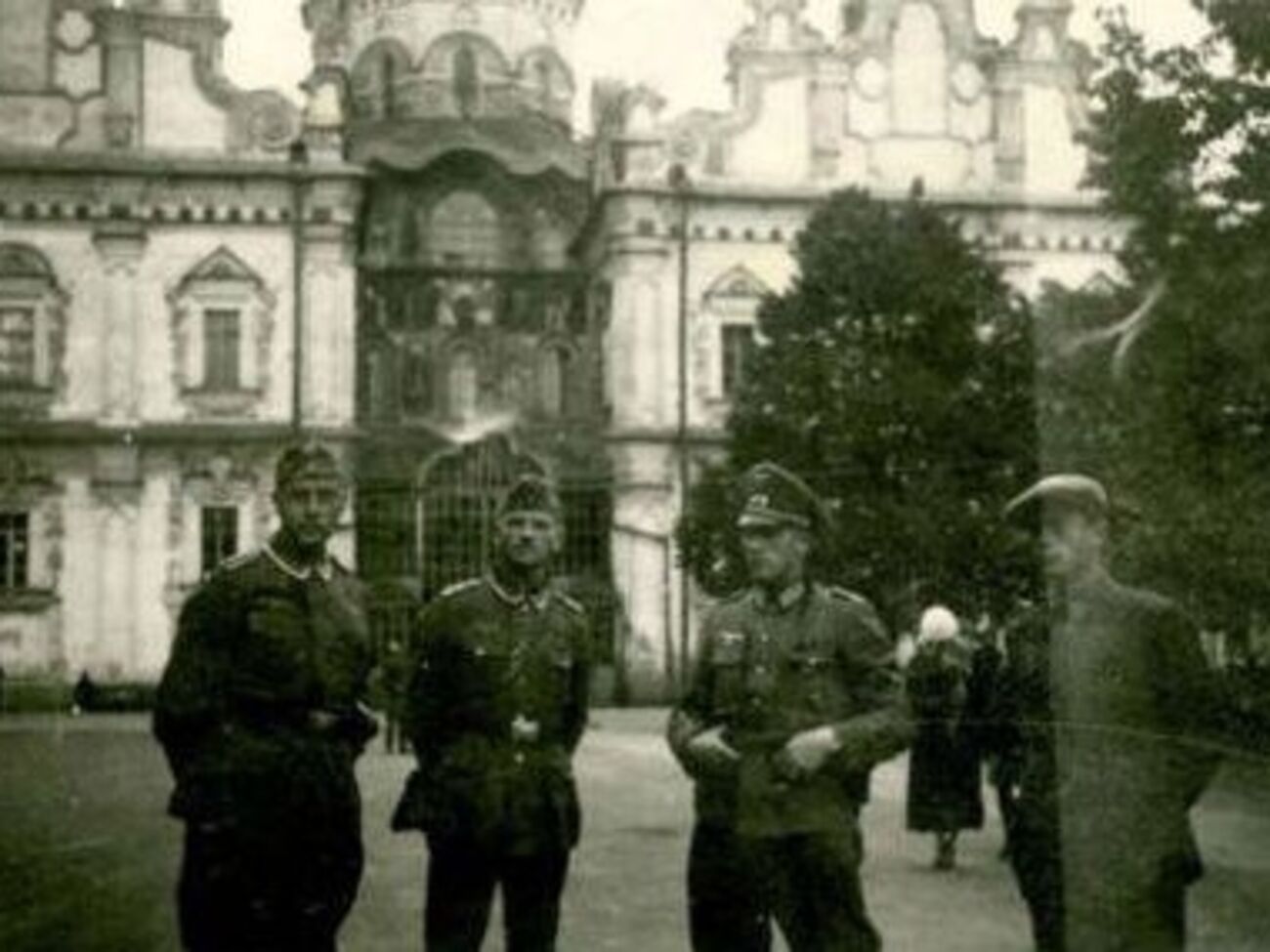 Группа немецких офицеров на фоне Успенского собора. Киев, 1941 год