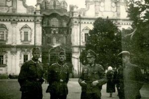 Группа немецких офицеров на фоне Успенского собора. Киев, 1941 год