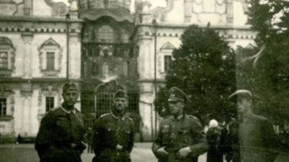 Группа немецких офицеров на фоне Успенского собора. Киев, 1941 год