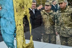 Порошенко смотрит на флаг, расстрелянный под Иловайском