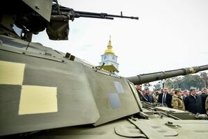 Новейшие украинские танки выставили в центре столицы