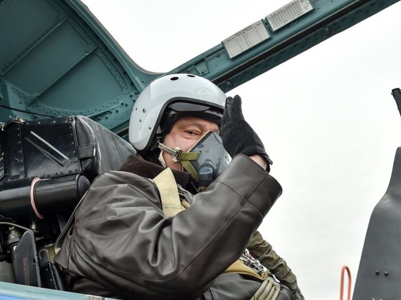 Порошенко лично испытал отремонтированный истребитель