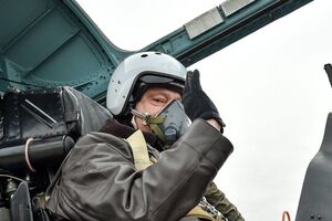 Порошенко лично испытал отремонтированный истребитель