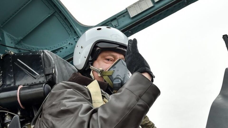 Порошенко лично испытал отремонтированный истребитель